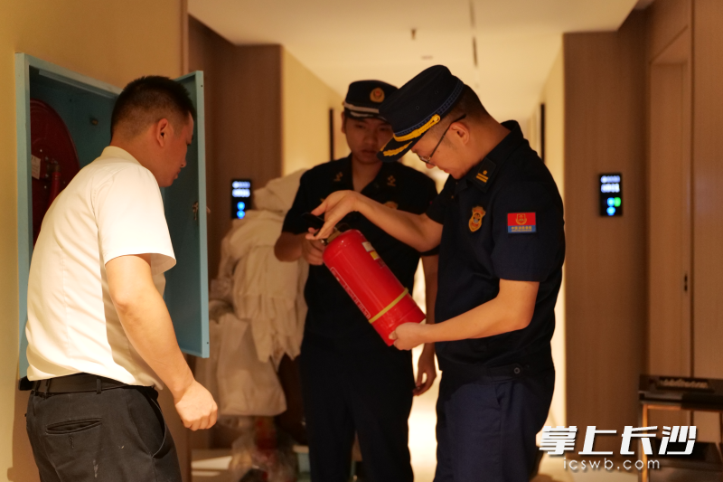 防火监督员在检查中。 长沙晚报通讯员 寻艳 摄