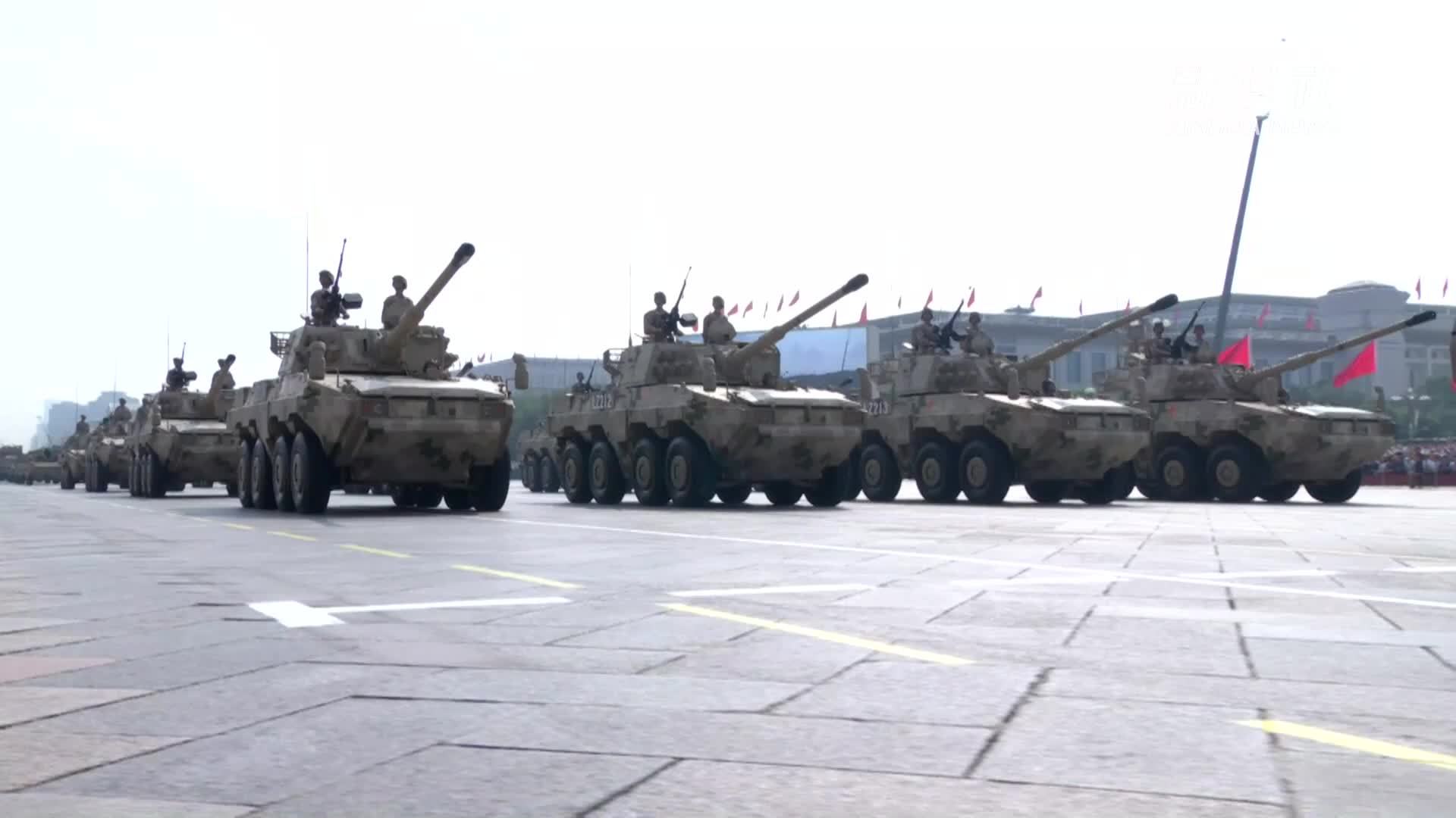 阅兵现场丨两栖突击方队：陆上猛虎 海上蛟龙