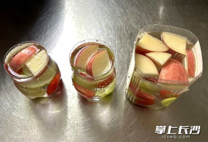 将水果放入冰箱冰冻。