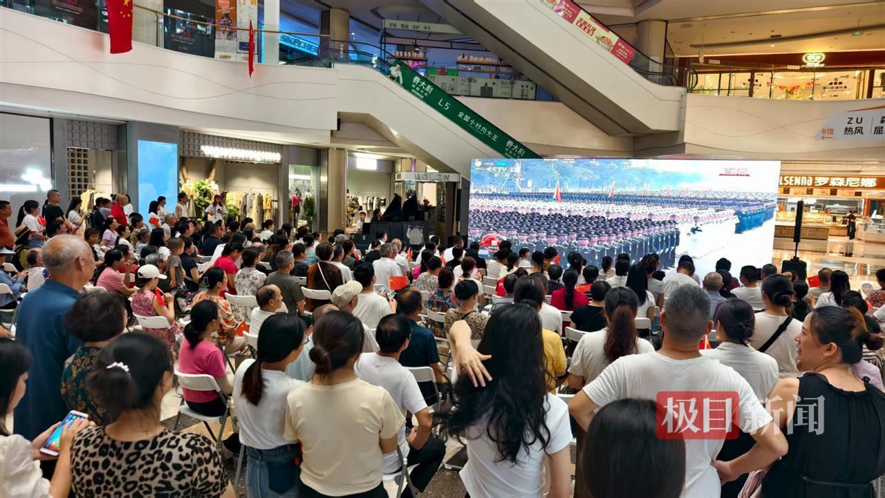 市民在商场观看直播 极目新闻记者摄.jpg