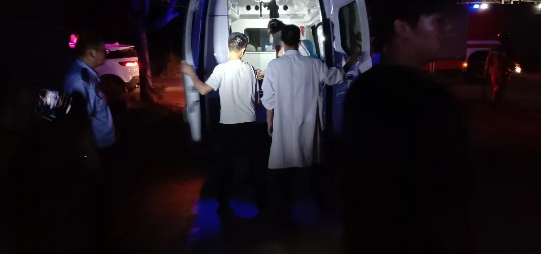 泰和一10岁男孩被钢管卡住 消防救援人员手持切割机紧急救援