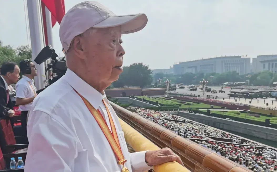 凤凰晚报|在天安门城楼上看阅兵的香港老兵,有一段特殊的故事