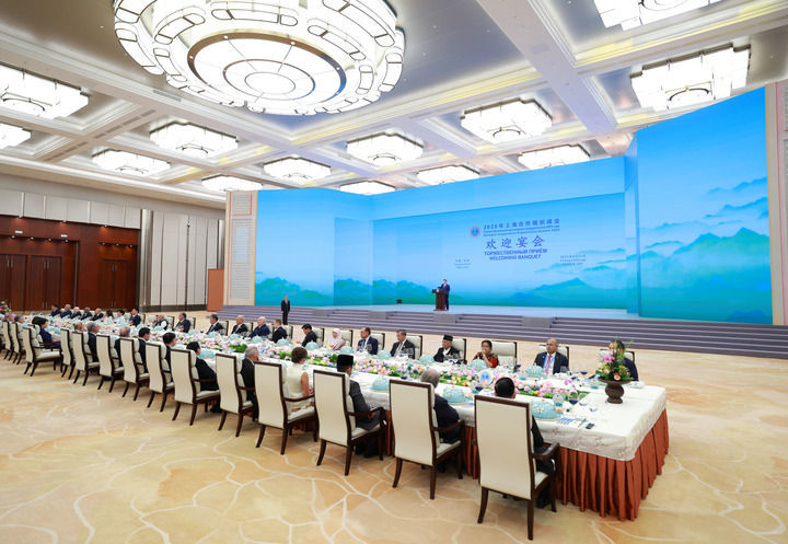 8月31日晚，国家主席习近平和夫人彭丽媛在天津梅江会展中心举行宴会，欢迎来华出席2025年上海合作组织峰会的国际贵宾。这是习近平发表致辞。新华社记者 丁海涛 摄