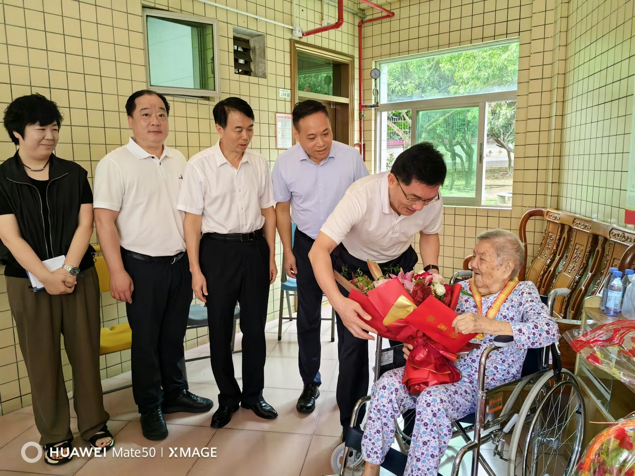 纪念抗战胜利80周年：西乡街道西乡社区联合深圳多部门走访慰问一等功臣