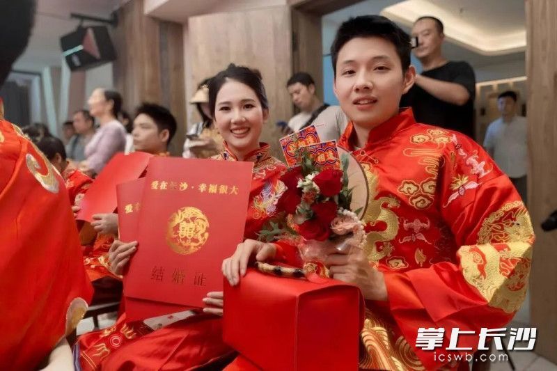 长沙推出“超大结婚证”。长沙晚报全媒体记者 刘俊 摄