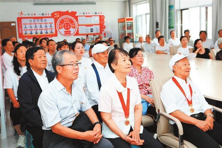 嘉峪关市钢城街道五一社区、新华社区党员群众收看纪念中国人民抗日战争暨世界反法西斯战争胜利80周年大会直播　新甘肃&middot;甘肃日报通讯员　马玉福