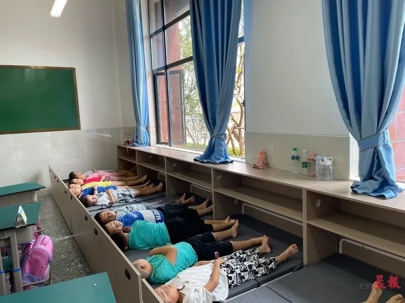江西省南昌縣文山路學校午睡場景，圖源自江西晨報
