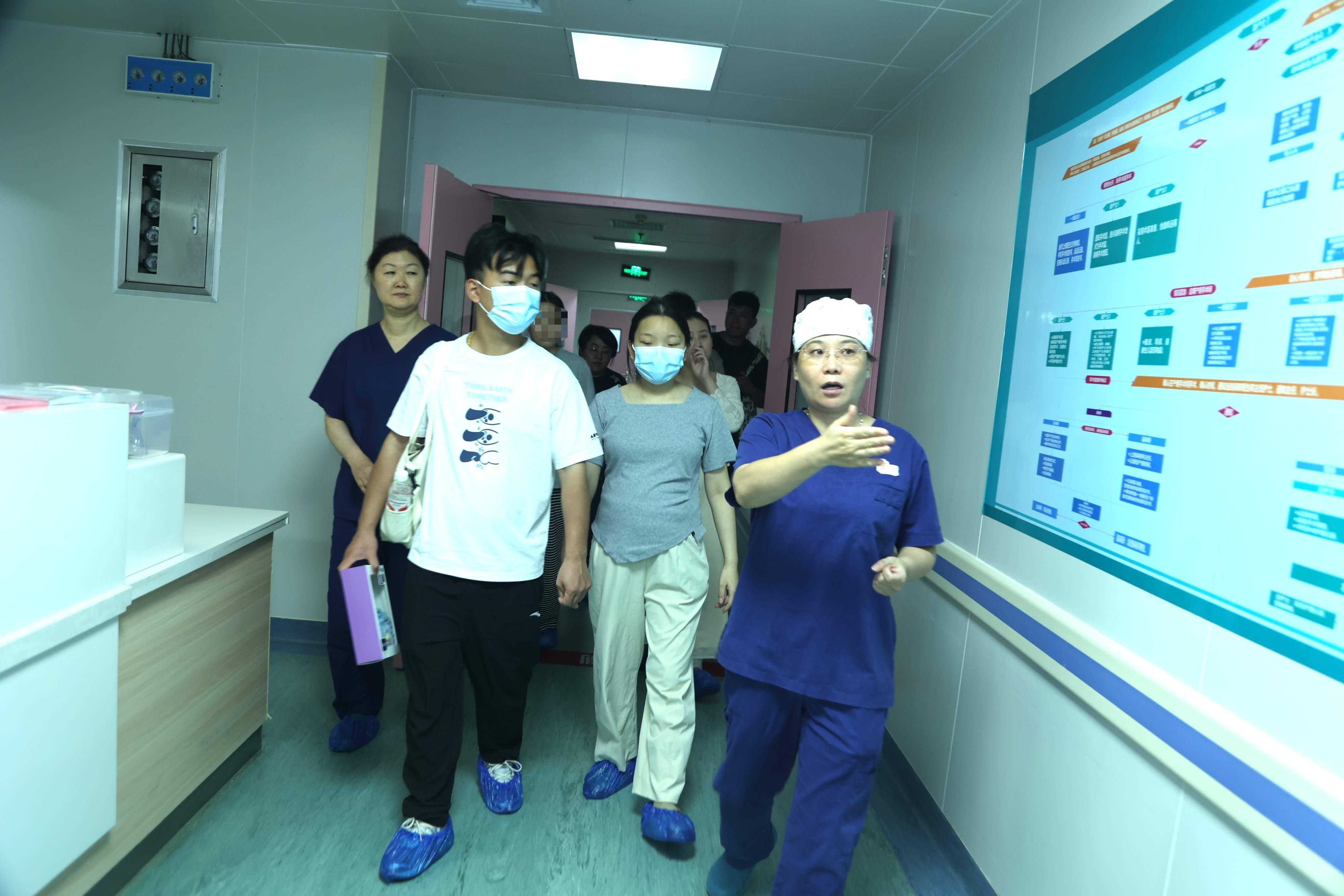 【组图】河北沧州：“准爸妈”参观产房，做好准备迎接小生命