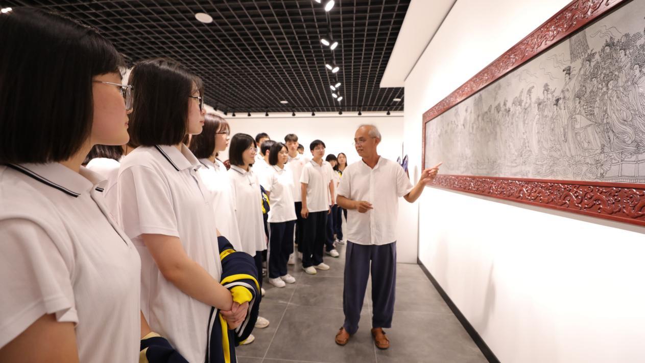 英华学子开学第一课：走进刻瓷博物馆，探寻非遗之美