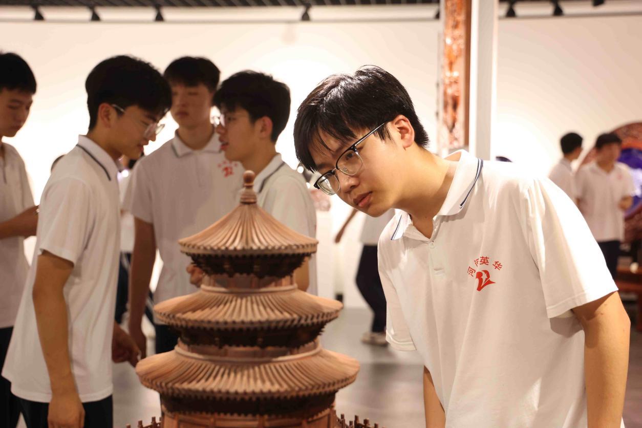 英华学子开学第一课：走进刻瓷博物馆，探寻非遗之美