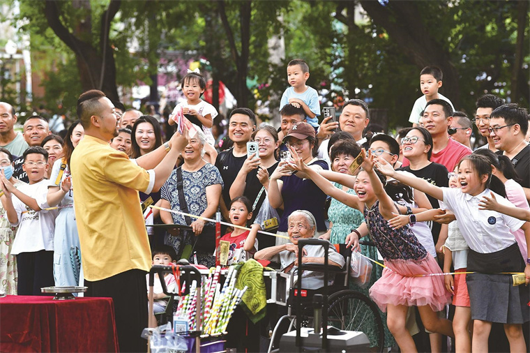 街头魔术表演，把欢乐变到眼前。
