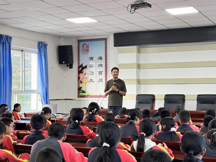 面向全体师生开展心理团建