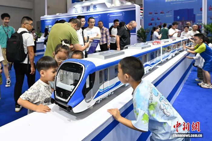 图为市民参观2025重庆市首台(套)重大技术装备成果展。中新网记者 何蓬磊 摄