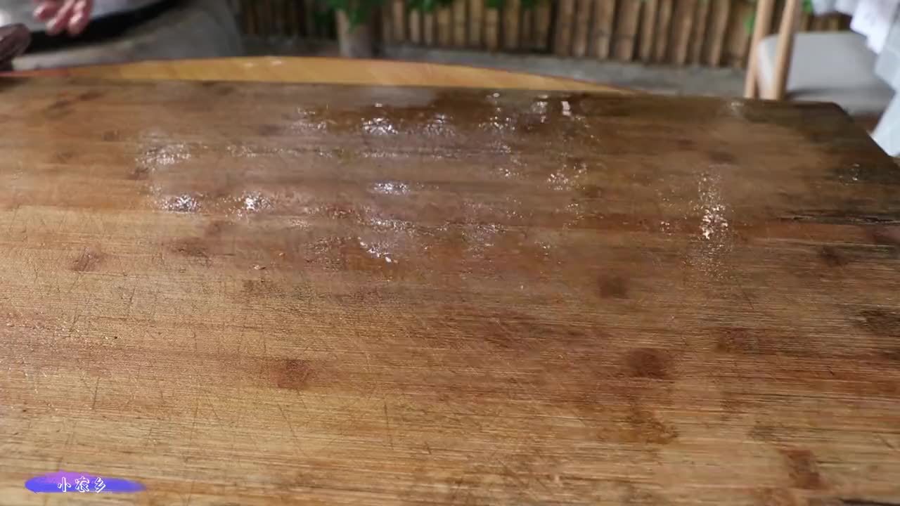 湖南人吃肉不用炒，把肉暴晒3天，放米饭里蒸熟，吃起来肥而不腻