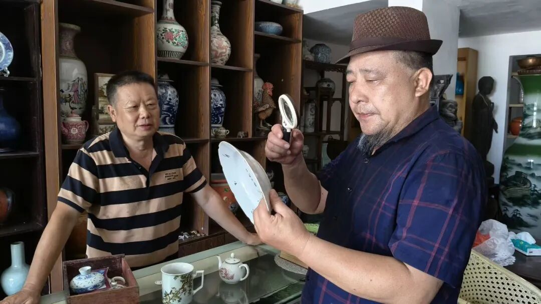 刘智勇在淘抗战瓷古玩