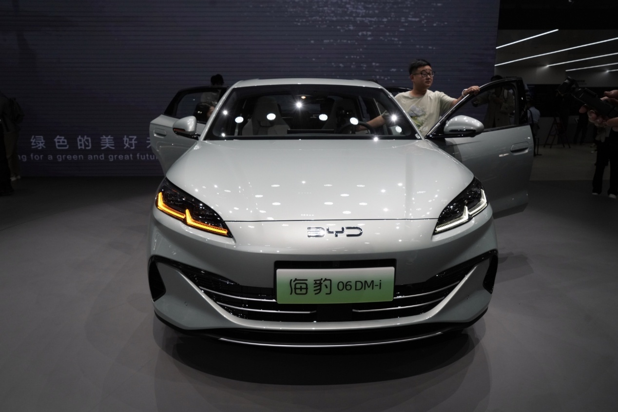 2024年4月北京车展上亮相的比亚迪海豹Seal 06 DM-i电动汽车