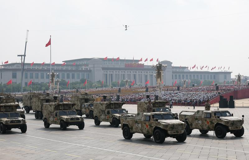 新华社照片，北京，2025年9月3日 9月3日，纪念中国人民抗日战争暨世界反法西斯战争胜利80周年大会在北京隆重举行。这是网络空间作战方队接受检阅。 新华社记者 陈诚 摄