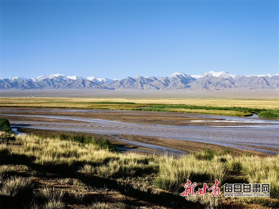 蓝天映衬下，雪山巍峨，勾勒出盐池湾独特地貌。