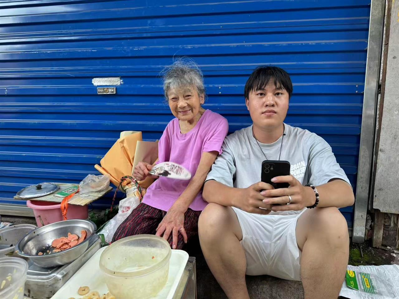 送花的男子和程奶奶合影