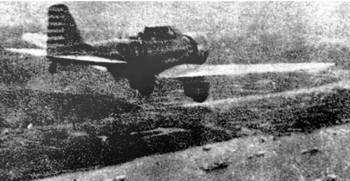 中國空軍飛機在長江上空監視敵艦活動。