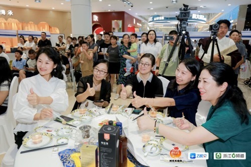 图为木里石蛙深受宁波市民喜爱。