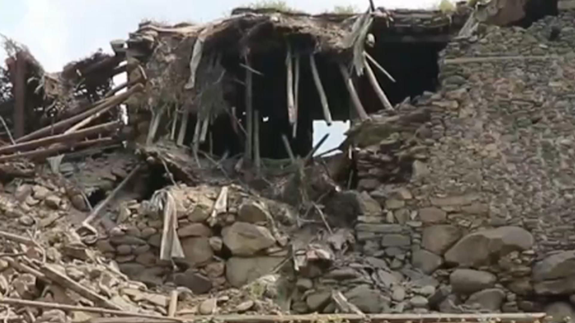 阿富汗东部6.1级地震遇难人数升至1100人，房屋坍塌成废墟，伤者只能被人工转移