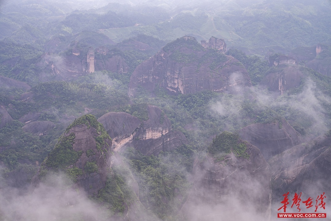 崀山风景名胜区山顶云雾缭绕。童臻熙 傅聪 李健 摄