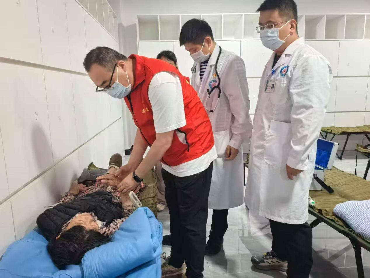 图为:周丹在救治病人。