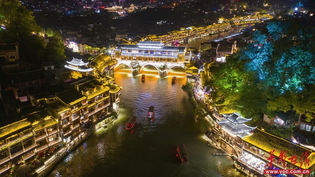 凤凰古城夜景。辜鹏博 摄