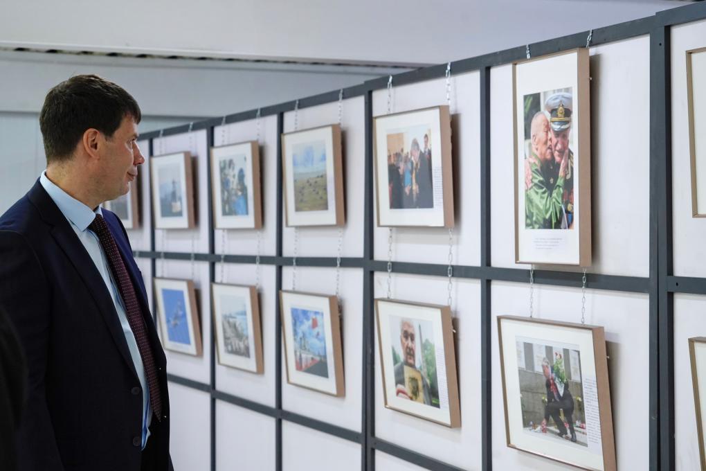 8月28日，在俄罗斯圣彼得堡，一名男子参观纪念中国人民抗日战争暨世界反法西斯战争胜利80周年图片展。新华社记者　周天翮　摄