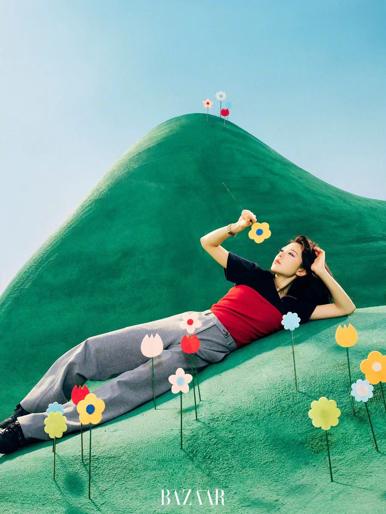 赵今麦童趣封面大片 冷艳与俏皮并存