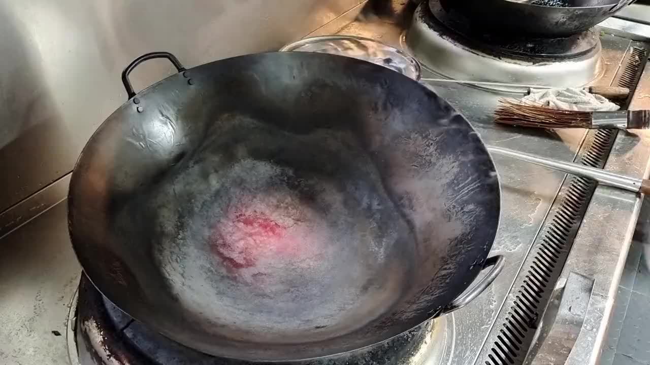 四川民间有一道菜叫冲菜，冲不冲靠速度，它是童年的记忆