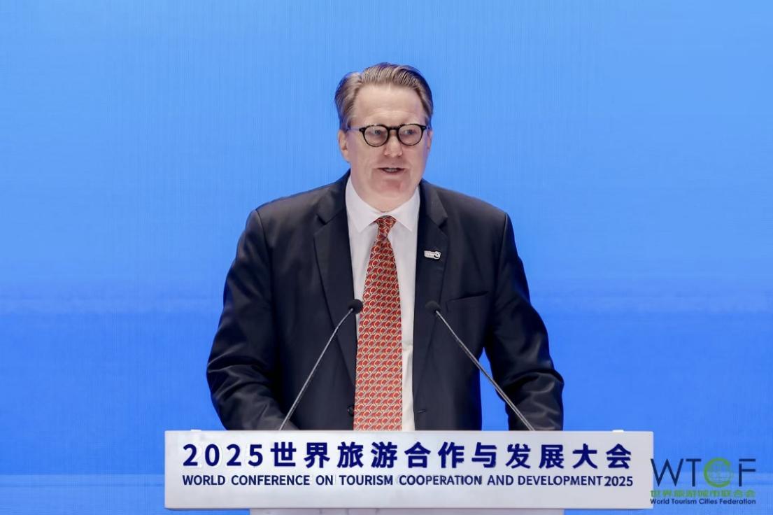 图说:亚太旅游协会主席施明德发布了《世界旅游目的地竞争潜力指数报告(2025)》