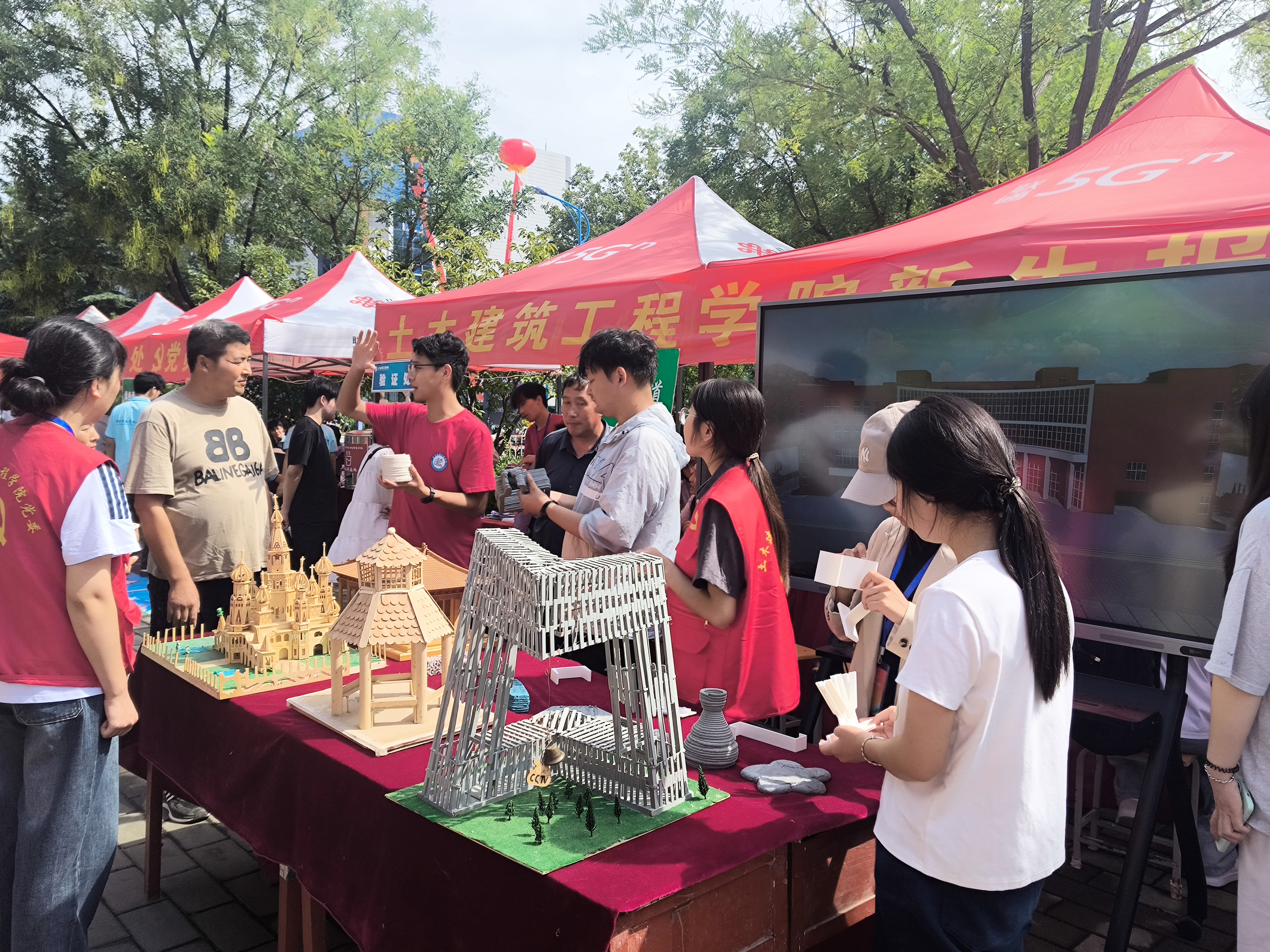 專業(yè)特色彰顯專業(yè)素養(yǎng) 鄭州科技學(xué)院迎新“干貨”滿滿