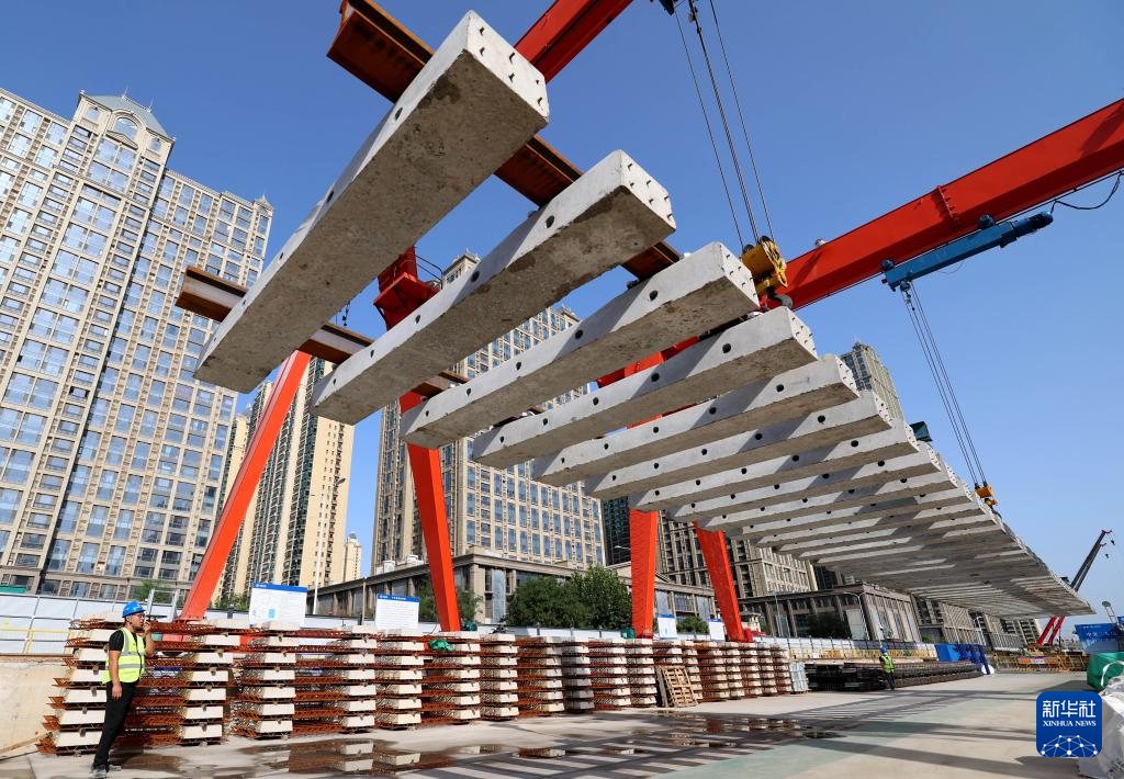 9月7日，工人在石家庄地铁4号线一期工程东垣东路站建设工地施工。