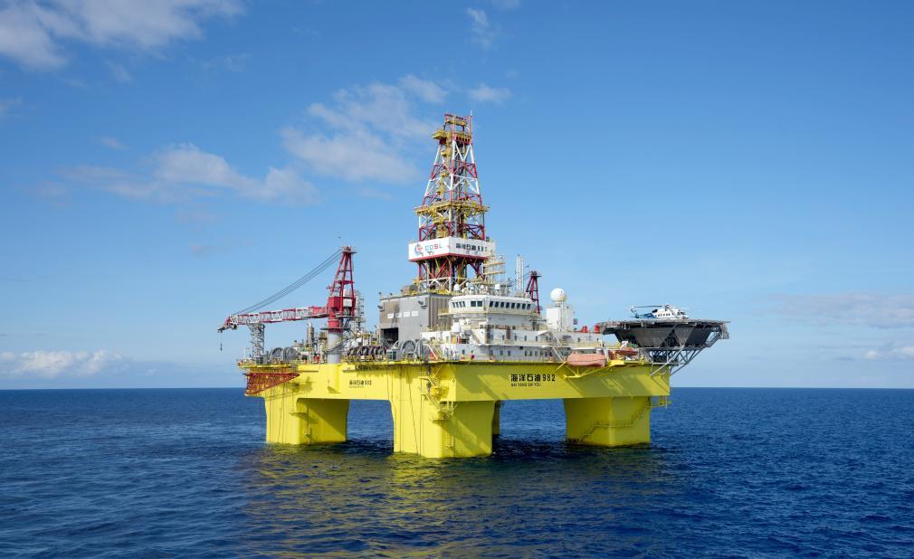 “海洋石油982”半潜式钻井平台（新华社照片）