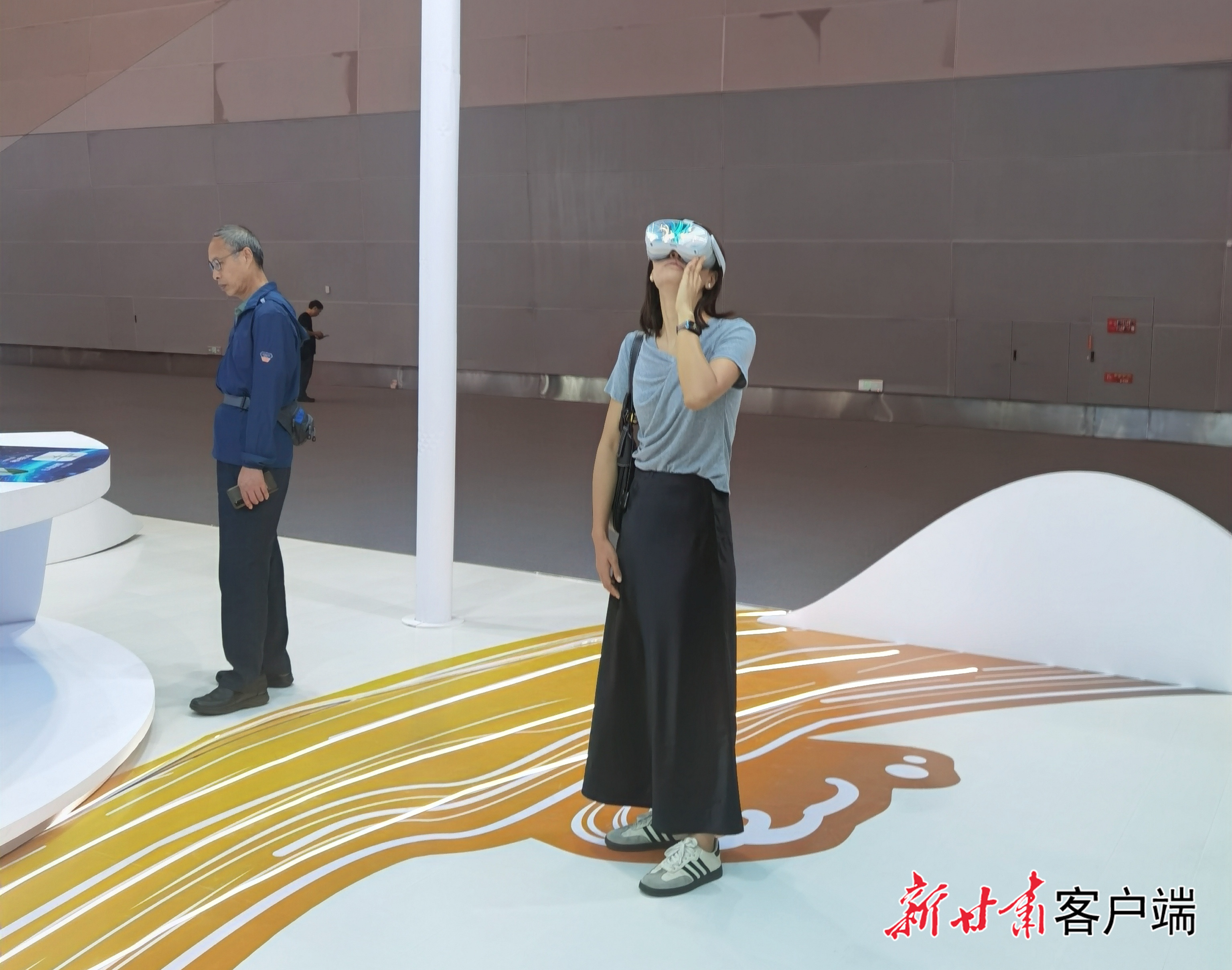 正在体验VR项目的胡女士