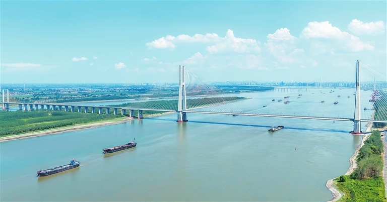九江：水路航运忙 船舶往来如梭有序（图）