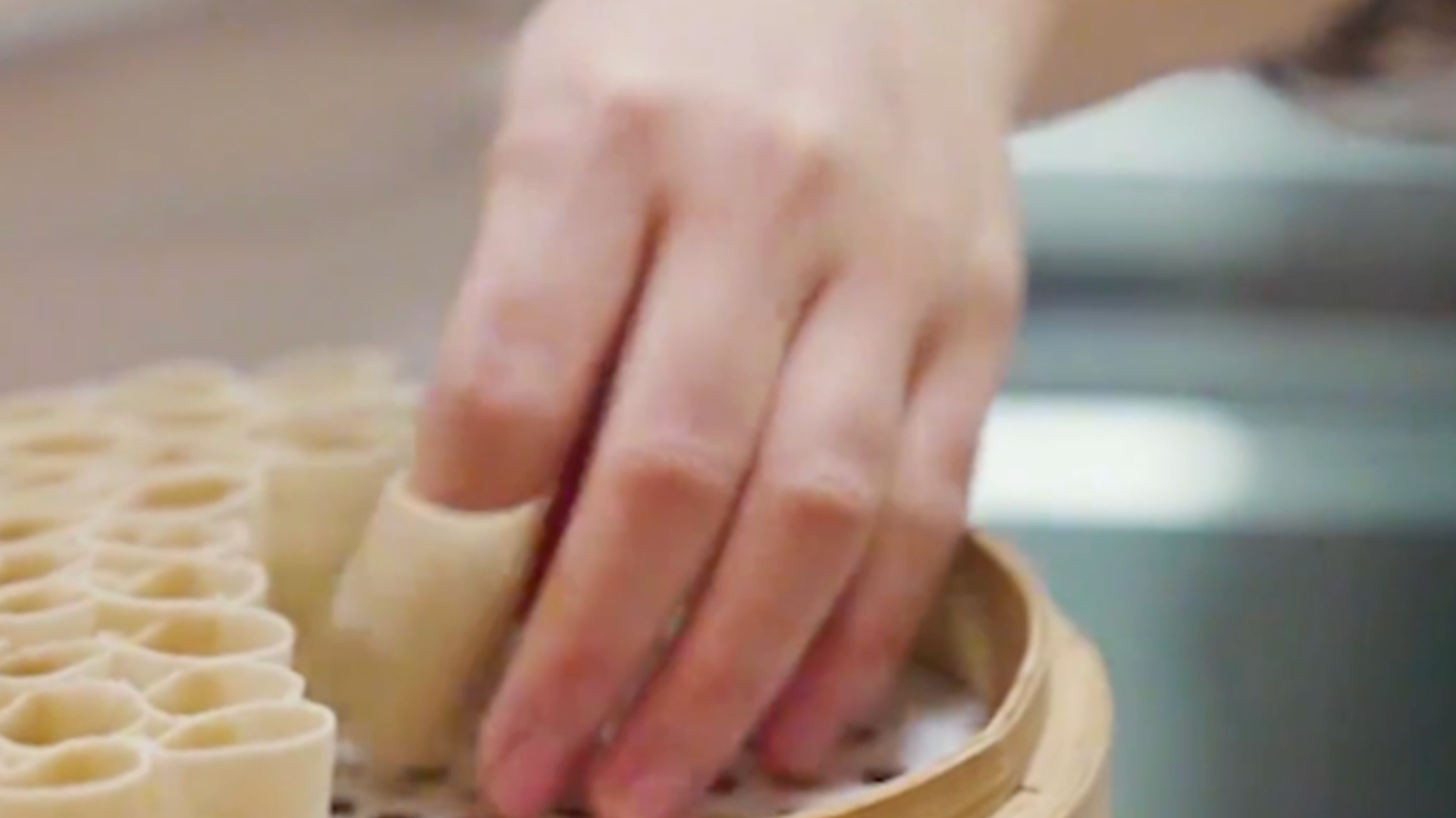 罗永浩吐槽西贝“全是预制菜还贵，恶心！”西贝回应：不存在预制菜，但品牌创始人曾表示“好菜全是预制”