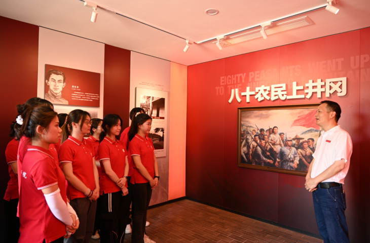 段建斌现场讲授思政课。