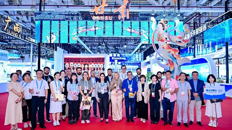 专业导览小组首秀投洽会 定制化服务获全球点赞