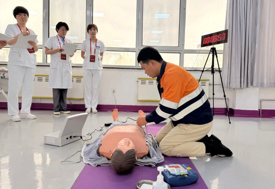 秦皇岛市卫生应急调度中心联合秦皇岛中西医结合医院开展“心肺复苏与AED技能提升”活动