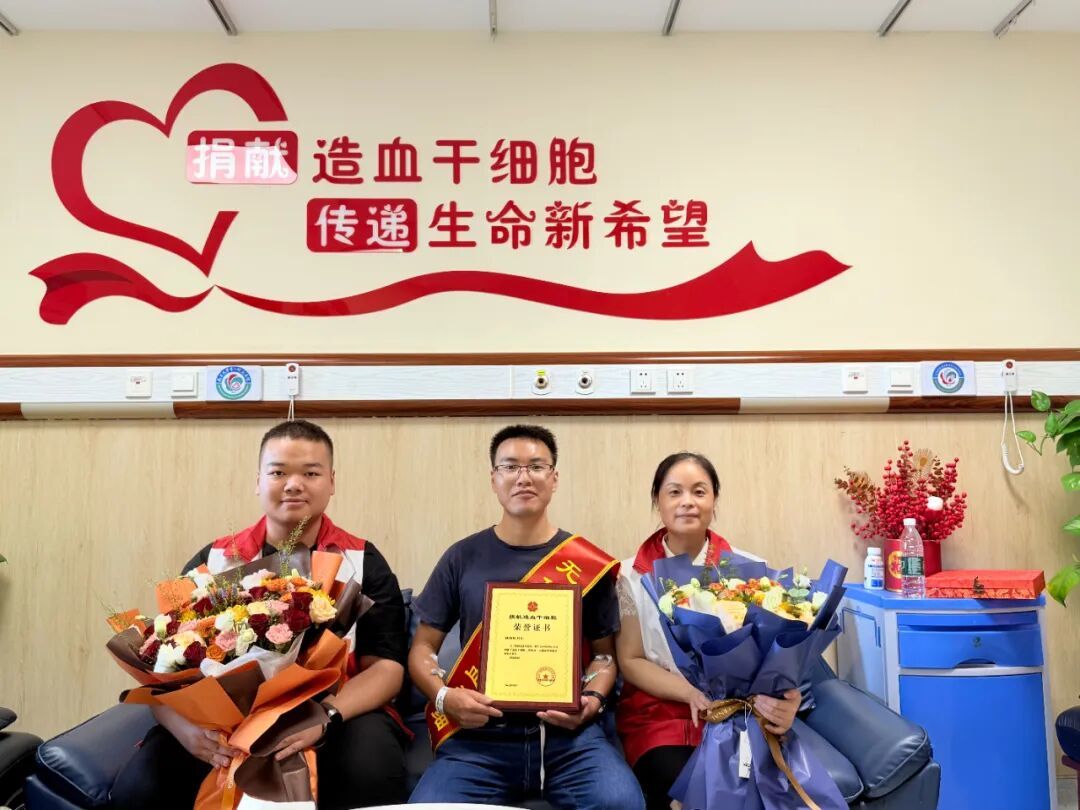 ▲捐献完合影