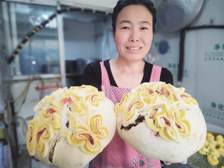 王丽丽展示传统老月饼