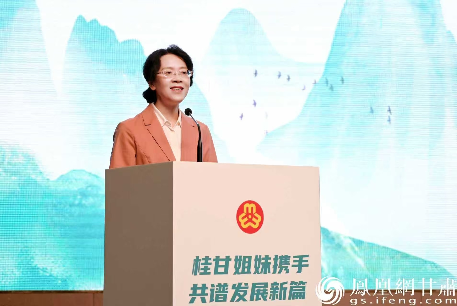 甘肃省妇联主席马琨诚邀广西女企业家来甘投资兴业，推动资源互联互通、优势互补。侯锐　摄