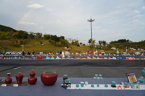 昌南新区名坊园非遗市集喜迎酒&middot;瓷产业发展大会代表与嘉宾（吴文 供图）