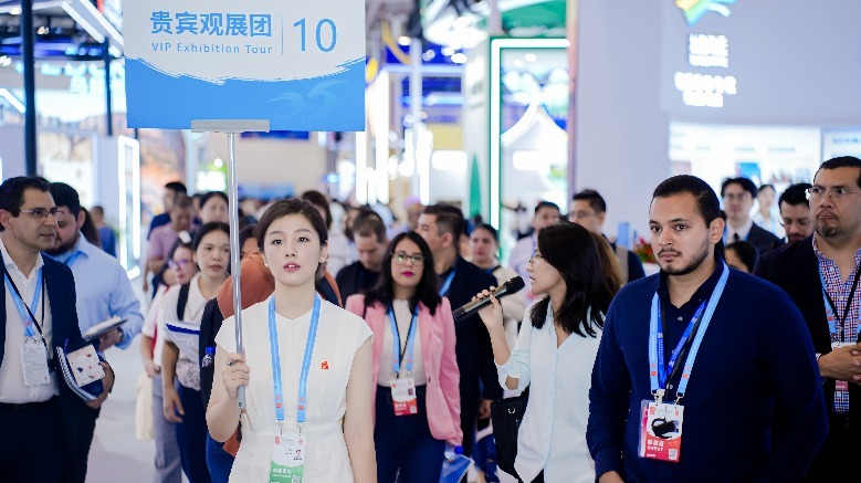 专业导览小组首秀投洽会 定制化服务获全球点赞