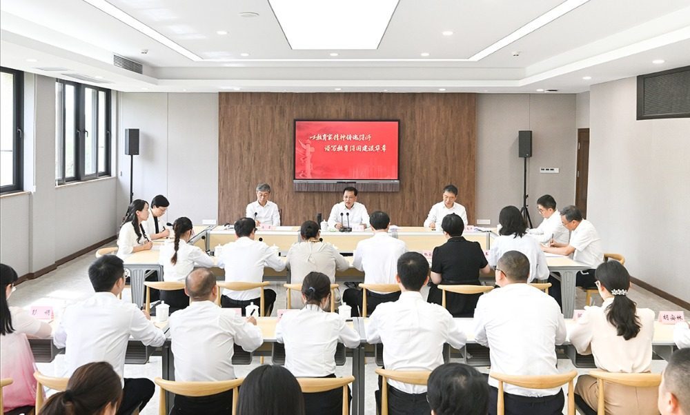 9月10日上午，在重庆第二师范学院，市委书记袁家军与师生代表座谈并讲授思政课。记者 苏思 摄