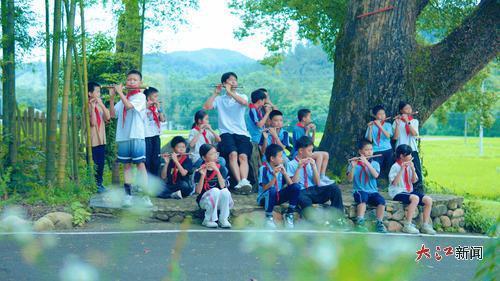 肖惠文将音乐课堂搬到田间地头(受访者供图)