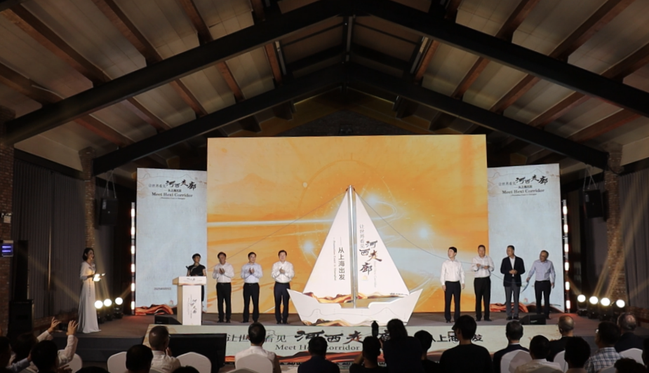 △在启动仪式上，嘉宾拉起风帆。